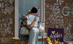 Des personnes se recueillent, le 11 août 2018 à Charlottesvilles, en Virginie, devant un mémorial en hommage à Heather Heyer, manifestante antiraciste, un an après sa mort dans des heurts avec des suprématistes blancs