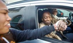 L'icône du foot brésilien Pelé, qui salue un fan le 16 juin 2016 à Santos, est sorti jeudi de l'hôpital où il avait été admis 