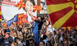 Des partisans de l'Union sociale démocrate de Macédoine, au pouvoir, pendant un meeting électoral à Skopje, devant une affiche de la candidate de l'opposition Gordana Siljanovska, le 14 avril 2019