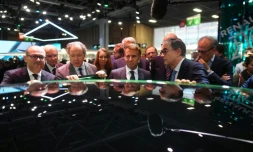 Emmanuel Macron, entourĂ© de Luc Chatel, prĂ©sident de la Plateforme automobile (Ă gauche), et de François Provost, directeur gĂ©nĂ©ral du groupe Renault, au Mondial de lâAuto Ă Paris, le 12 octobre 2026