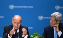Le ministre des Affaires étrangères Laurent Fabius s'adresse à son homologue américain John Kerry lors d'un sommet sur le climat le 29 septembre 2015 à New York