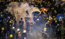 La police tire des gaz lacrymogĂšnes pour disperser les manifestants, le 21 juillet 2019 Ă Hong Kong
