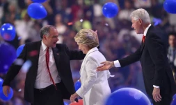 L'ancien président Bill Clinton (d) accompagne sa femme Hillary sur scÚne et Tim Kaine (g) colisiter démocrate, lors de la convention démocrate à Philadelphie, le 28 juillet 2016