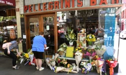 Hommages le 10 novembre 2018 à Melbourne devant le café de Sisto Malaspina, 74 ans, tué la veille dans une attaque au couteau traitée par la police comme un acte terroriste