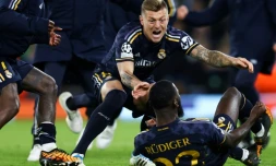 Le dĂ©fenseur du Real Madrid Antonio RĂŒdiger (au sol) vient d'inscrire le tir au but de la qualification sur le terrain de Manchester City, le 17 avril 2024