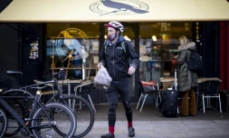 Un employé d'Upcircle collecte du marc de café pour en faire des cosmétiques, le 10 février 2022 à Londres