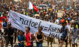 Des manifestants défilent contre le gouvernement à Antsiranana, le 4 octobre 2025 à Madagascar