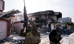 Un soldat irakien des forces spéciales vise un drone de l'EI dans le ciel, dans les environs de Mossoul, le 8 janvier 2017