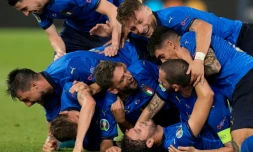 La joie des Italiens après le but du milieu de terrain Manuel Locatelli contre la Suisse, lors de l'Euro 2020, le 16 juin 2021 au Stadio Olimpico à Rome