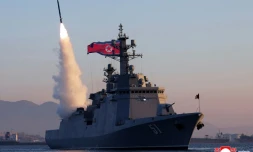 Photo prise le 12 avril 2026 et diffusée par l'agence de presse officielle nord-coréenne KCNA le 14 avril 2026, montrant un tir d'essai de missile depuis le destroyer Choe Hyon dans un lieu non divulgué en Corée du Nord