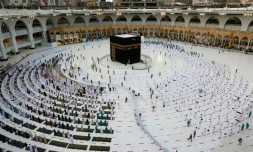 Des fidĂšles rassemblĂ©s autour de la Kaaba, dans la grande mosquĂ©e de La Mecque, le 13 mai 2021. L'arabie saoudite a annoncĂ© ce mĂȘme jour que 60.000 rĂ©sidents vaccinĂ©s seraient autorisĂ©s cette annĂ©e Ă effectuer le Hajj, le grand pĂ©lerinage qui accueille habituellement 2,5 millions de personnes