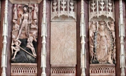 Détails du bas-reliefs en albâtre de la basilique Saint-Michel de Bordeaux, le 17 novembre 2016, dont sept sculptures ont été dérobées en 1984