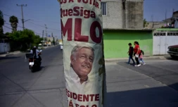 Une affiche vante la consultation populaire sur la poursuite du mandat du président mexicain Manuel Lopez Obrador, à Ixtapaluca Mexique), le 8 avril 2022