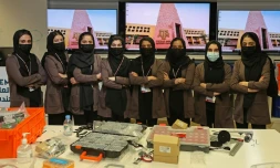 Une équipe de robotique afghane exclusivement féminine au laboratoire de l'université qatarie Texas A&M, à Doha, le 14 septembre 2021