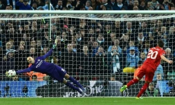 Le gardien de Manchester City Willy Caballero arrĂȘte le tir au but du milieu de terrain de Liverpool Adam Lallana, en finale de la Coupe de la Ligue, le 28 fĂ©vrier 2016 Ă Wembley