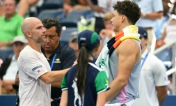Ben Shelton (à droite) et le Français Adrian Mannarino après l'abandon sur blessure de l'Américain au troisième tour de l'US Open le 29 aoîut 2025 à New York