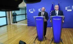 Le président de la commission européenne Jean-Claude Juncker (d) et le président du Parlement européen Martin Schulz, lors d'une conférence de presse à Bruxelles le 17 décembre 2015