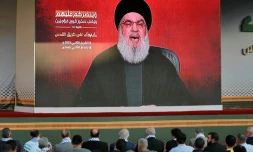 Des partisans du Hezbollah regardent un discours télévisé de son chef Hassan Nasrallah dans la banlieue sud de Beyrouth, le 3 novembre 2023 au Liban