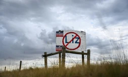 Un panneau recouvert d'un signe en opposition à la candidate Liz Cheney à Casper, dans le Wyoming, le 14 août 2022