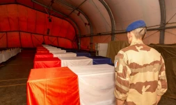 Un soldat français devant les cercueils des 13 militaires de la Force Barkahne morts dans un accident d'hélicoptère, à Gao (Mali), le 27 novembre 2019 (photo du Sirpa, Service d'information et de relations publiques des armées)