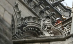 Un technicien sur le toit de Notre-Dame de Paris, le 23 avril 2019