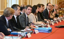 Le Premier ministre Gabriel Attal, entouré des membres de son gouvernement, pour un séminaire à Matignon, le 10 février 2024 à Paris