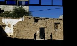 Des enfants syriens jouent dans le village de Hamoria, dans la Ghouta orientale, plus important fief rebelle près de Damas, le 13 novembre 2015