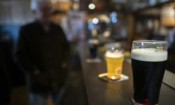 Dans un bar à Brest (Finistère), le 10 janvier 2023