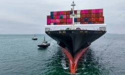 Un cargo entre dans le port de Qingdao, dans la province orientale du Shandong en Chine, le 13 octobre 2025