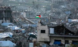 Un drapeau palestinien flotte au milieu des ruines, à Beit Lahia, dans le nord de la bande de Gaza, le 4 mars 2025