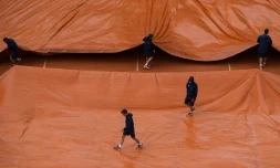 Le court central de Roland-Garros bâché en raison de la pluie, le 6 juin 2018