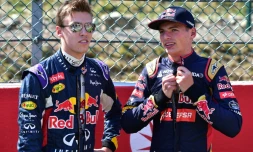 Les pilotes russe Daniil Kvyat et néerlandais Max Verstappen en plein échange, lors du GP de Belgique à Spa-Francorchamps, le 23 août 2015