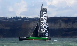 Thomas Coville et Jean-Luc Nélias à la barre du Sodebo Ultim' au départ de la Transat Jacques Vabre, le 5 novembre 2017 au port du Havre