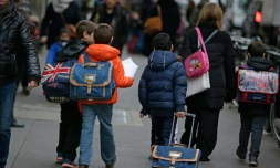 Des enfants partent à l'école le 16 novembre 2015 à Paris