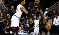 La star des Cavaliers LeBron James (d) face aux New York Knicks, le 25 octobre 2016 à Cleveland
