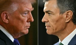 Combinaison d'images créée le 4 mars 2026 du président américain Donald Trump le 20 février 2026 à Washington et du Premier ministre espagnol Pedro Sanchez à Montevideo, le 22 juillet 2025