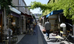 Une allée des Puces de Saint-Ouen, aux portes de Paris, en août 2013