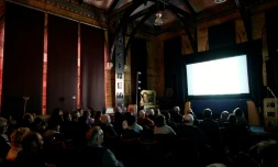 Des spectateurs assistent à la projection du film muet danois "The Mannequins" accompagnée d'une interprétation au piano, au musée du Cinéma à Londres, le 9 novembre 2024