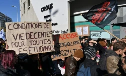 Des étudiants manifestent le 12 novembre 2019 devant le Crous à Lyon après que l'un d'entre eux s'est grièvement brûlé en s'immolant vendredi