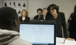 La ministre du Travail Myriam El-Khomri discute avec un jeune qui participe au programme "Garantie Jeunes" le 12 avril 2016 Ă Paris