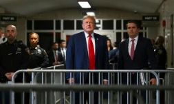 Donald Trump à la sortie de la salle d'audience au terme du premier jour de son procÚs pénal à New York, le 15 avril 2024