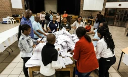 Des agents électoraux comptent les bulletins de vote, le 8 mai 2019 à Durban, en Afrique du Sud
