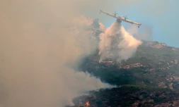 Un canadair survole l'incendie, qui menace des habitations de Haute-Corse, neuf personnes ont dĂ» ĂȘtre Ă©vacuĂ©es dans la nuit