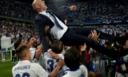 L'entraîneur Zinédine Zidane porté en triomphe par les joueurs du Real Madrid après avoir remporté le Championnat d'Espagne face à Malaga, le 21 mai 2017 à Malaga