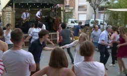 Sur un air de jazz entraînant, les couples se déchaînent sur une chorégraphie sortie tout droit des années 30... Revenu en grâce, le swing n'en finit plus de séduire un public jeune à travers le monde, à la recherche d?antidotes à la morosité.