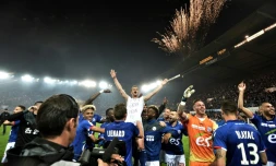 La fête et le feu d'artifices pour Strasbourg, champion de L2 après sa victoire sur Bourg-en-Bresse à La Meinau, le 19 mai 2017