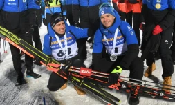 Emilien Jacquelin (g) et Quentin Fillon Maillet respectivement 2e et 3e du 10 km sprint de biathlon d'Ăstersund, le 2 dĂ©cembre 2021