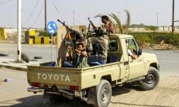 Forces loyalistes circulant en périphérie de la ville yéménite de Hodeida (ouest) le 18 novembre 2018