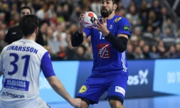 Le Français Nikola Karabatic face à l'Islandais Teitur Orn Einarsson au Mondial de handball, le 20 janvier 2019 à Cologne