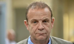 François-Marie Banier, photographe et confident de Liliane Bettencourt quitte le tribunal de Bordeaux, le 18 mai 2016